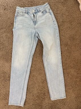 AE Women’s Light Wash High-Rise Jeans